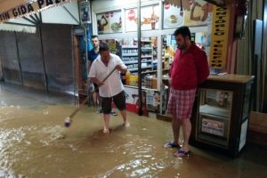 Ev ve işlerini su bastı, caddeler g&ouml;le d&ouml;nd&uuml;