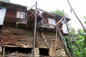 Kastamonu'da balkon &ccedil;&ouml;kt&uuml;: 1 &ouml;l&uuml;, 6 yaralı