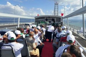 &Uuml;st&uuml; a&ccedil;ık otob&uuml;sle k&ouml;pr&uuml; gezisi