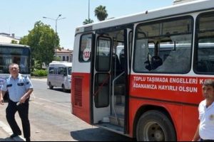 Belediye otob&uuml;s&uuml;ne atılan taş, kadın yolcuyu yaraladı