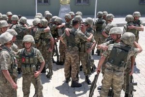 Sınır karakolunda bayramlaşma