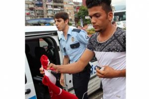 Iraklı ve T&uuml;rk gencin kavgasını polis ayırdı