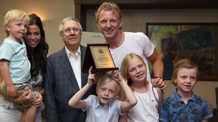 Dirk Kuyt, Fenerbah&ccedil;e'ye sportif direkt&ouml;r olarak d&ouml;nmeye hazırlanıyor