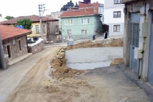 Bursa'da yolun ortasındaki inşaat şaşkına &ccedil;evirdi