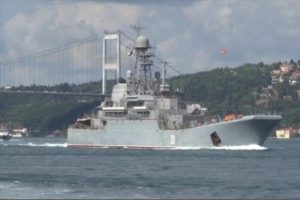 Rus savaş gemisi İstanbul Boğazı'ndan ge&ccedil;ti