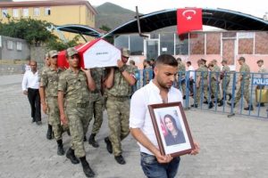 Uzman &Ccedil;avuşun 8 aylık şehit eşi, g&ouml;zyaşlarıyla toprağa verildi