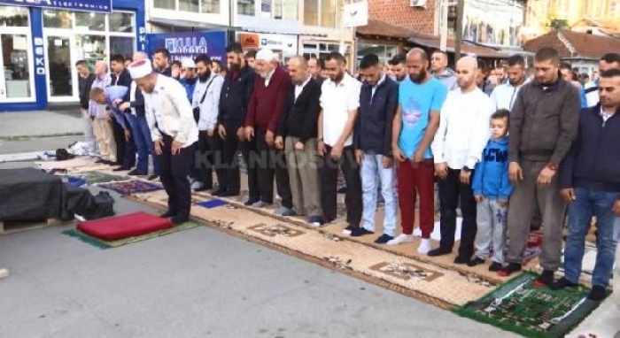 B&ouml;l&uuml;nm&uuml;ş kentte 17 yıl sonra ilk bayram namazı