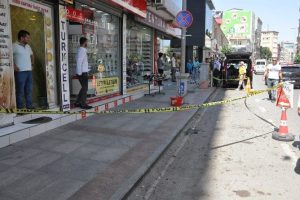 4.kattan d&uuml;şen camdan, vatandaşlar saniyelerle kurtuldu
