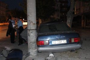 Virajı alamayan otomobil ağa&ccedil; ile direk arasına sıkıştı: 1 ağır yaralı
