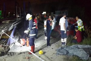 TIR'a &ccedil;arpan otomobil par&ccedil;alandı!