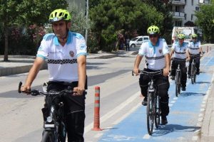 Bursa'da bisikletli polisler engellilerin g&ouml;ren g&ouml;z&uuml; oldu