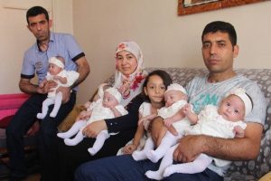 Bursa'da bayramda misafirlerini beşizleriyle ağırlıyorlar
