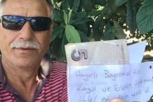 Bursa'da hamile eşi i&ccedil;in aldığı meyvelerin parasını ağaca astı