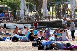 Otellerde yer kalmadı, tatilciler plajlarda kalıyor