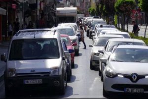 &Ccedil;anakkale'de feribotlarda bayram yoğunluğu s&uuml;r&uuml;yor