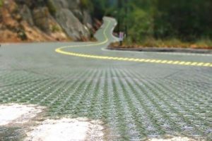 G&uuml;neş enerjili ilk yol yapıldı!