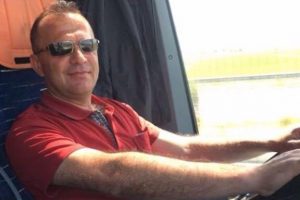 Komşusunu bı&ccedil;akladı