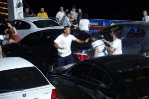 Tatilciler Bozcaada feribotunda birbirine girdi
