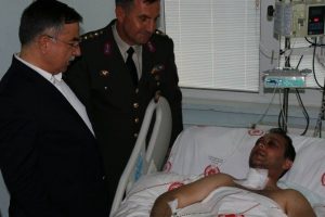 Milli Eğitim Bakanı İsmet Yılmaz, yaralı pilotu ziyaret etti