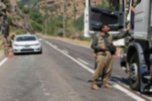 Yol kesen PKK'lı ter&ouml;ristlerle &ccedil;atışma &ccedil;ıktı