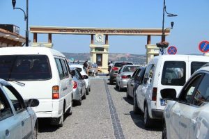 Tatilciler d&ouml;n&uuml;şe ge&ccedil;ti, feribotta kuyruklar oluştu