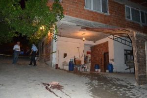 Yaşlı adam balkondan d&uuml;şerek &ouml;ld&uuml;