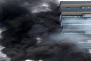 Alışveriş merkezi alevler i&ccedil;inde kaldı