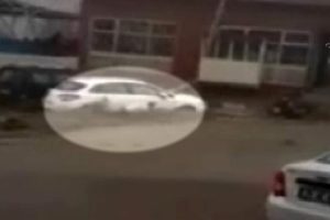 Motosikletini kurtarmak isterken sele kapıldı