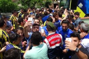 Fenerbah&ccedil;eli futbolculara yoğun ilgi
