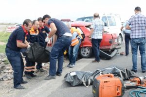 Minib&uuml;sle otomobil &ccedil;arpıştı: 2 &ouml;l&uuml;, 3 yaralı
