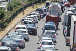 Ara&ccedil; girişini &ouml;nlemek i&ccedil;in polis barikat kurdu