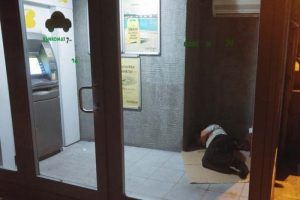 Sıcaklardan bunaldı, klimalı ATM'de uyuyakaldı