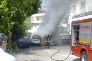 Park halindeki iki ara&ccedil; yandı