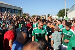 Bursaspor, 7 oyuncu ile s&ouml;zleşme imzalayarak g&ouml;vde g&ouml;sterisi yaptı