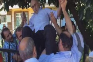 Bacağına saplanan korkuluk demiriyle hastaneye kaldırıldı