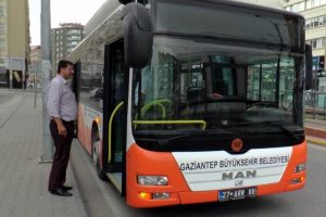 Şof&ouml;rle tartıştı, otob&uuml;s&uuml;n anahtarını alıp ka&ccedil;tı