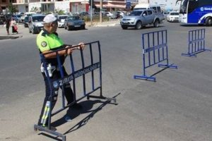 Bayram yoğunluğu yaşanan Ak&ccedil;ay'a ara&ccedil; girişini &ouml;nlemek i&ccedil;in polis barikat kurdu