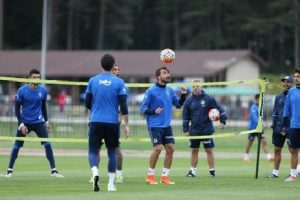 Fenerbah&ccedil;e g&uuml;n&uuml; &ccedil;ift antrenmanla tamamladı
