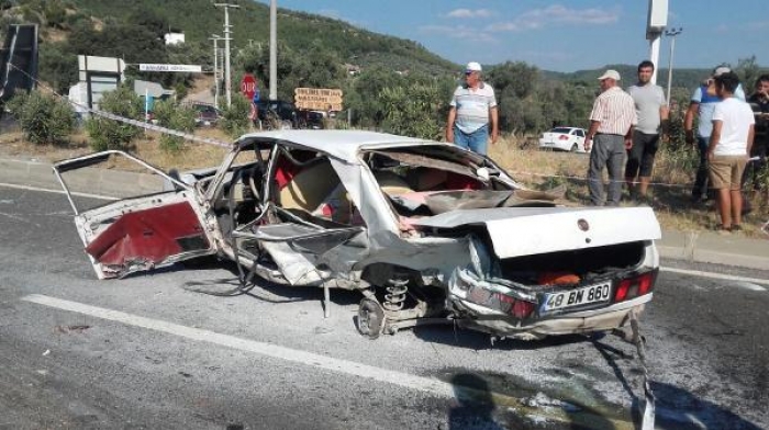 Hafif ticari ara&ccedil; ile otomobil &ccedil;arpıştı: 1'i bebek 5 yaralı