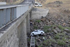 Siverek'te otomobil dere yatağına u&ccedil;tu: 1 &ouml;l&uuml;, 4 yaralı