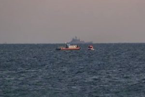 İstanbul'da denizde kaybolan 2 kişiyi arama &ccedil;alışmaları s&uuml;r&uuml;yor