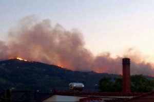 Samos Adası'ndan y&uuml;kselen alevler Kuşadası'ndan g&ouml;r&uuml;ld&uuml;