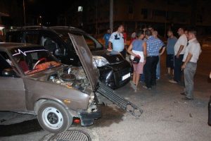 Kadın s&uuml;r&uuml;c&uuml; kavşağa hızlı girdi: 7 yaralı