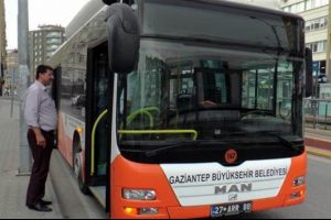 Şof&ouml;rle tartıştı belediye otob&uuml;s&uuml;n&uuml;n anahtarını &ccedil;aldı