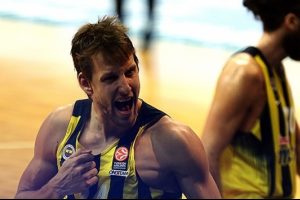 Vesely'den 3 yıllık imza