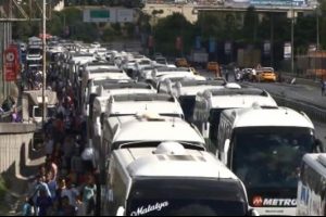 Otogarda d&ouml;n&uuml;ş yoğunluğu