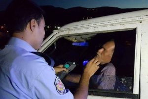 Kaza yapan s&uuml;r&uuml;c&uuml;, polise zor anlar yaşattı