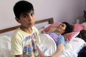 12 yaşında yatalak annesine bakıyor