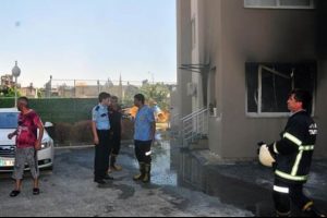 Apartman y&ouml;netimine kızıp evini yaktı