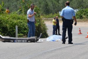 Bursa'da motosiklet s&uuml;r&uuml;c&uuml;s&uuml;ne &ccedil;arpan trafik canavarı ka&ccedil;tı